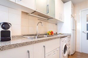 Jääkaappi, mikroaaltouuni, uuni, astianpesukone