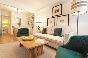 TV - Great Apartment in the Vibrant El Arenal Quarter. Velarde (Sevilla)