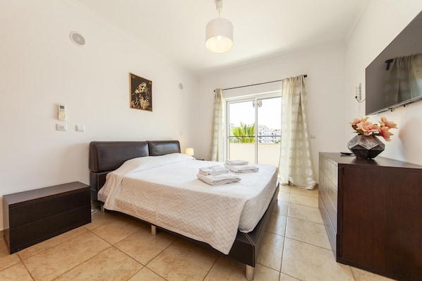3 bedrooms, free WiFi, bed sheets, wheelchair access