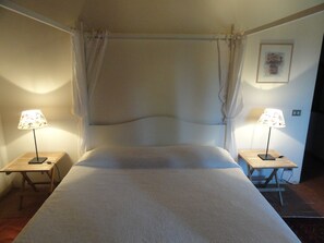 4 bedrooms, WiFi, bed sheets