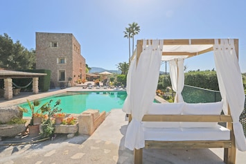 Fassade des Hauses Torreon, nur 150 Meter vom Strand in Alcúdia, Mallorca entfernt. Eingang mit direktem Zugang zur Unterkunft und natürlicher Umgebung.
