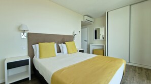 2 bedrooms, travel cot, free WiFi, bed sheets