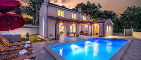 Inomhuspool, utomhuspool och solstolar