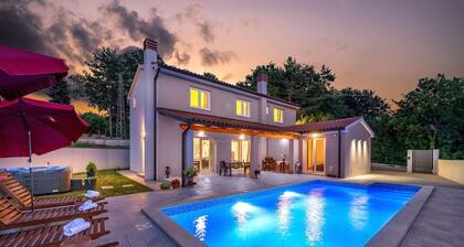 Villa Blaise mit Pool, 4 Schlafzimmer mit 4 privaten Badezimmer, Whirlpool