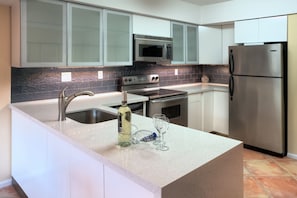 Fridge, microwave, oven, stovetop - Aug Sep month available! 2B 2BA w POOL 4min to Fort Lauderdale beaches . Messi (Fort Lauderdale)