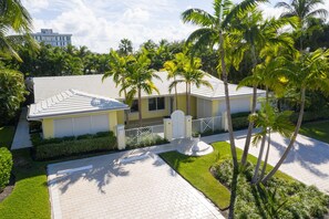 Property grounds - Aug Sep month available! 2B 2BA w POOL 4min to Fort Lauderdale beaches . Messi (Fort Lauderdale)