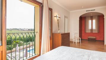 4 bedrooms, iron/ironing board, internet, bed sheets