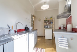 Geladeira, micro-ondas, cooktop, lava-louças