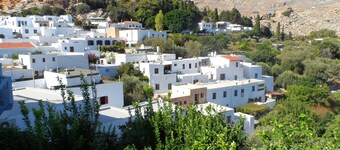 Lindos Olive Suite - luxe appartement met een eigen dakterras en uitzicht op zee