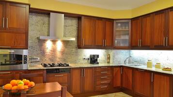 Een koelkast, een magnetron, een oven, een kookplaat