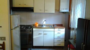 Kühlschrank, Ofen, Herdplatte, Wasserkocher mit Kaffee-/Teezubehör