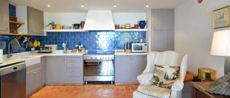 Refrigerador, microondas, horno y lavavajillas