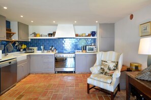 Een koelkast, een magnetron, een oven, een vaatwasser