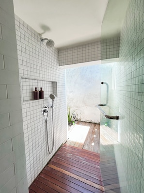 Bathtub, hair dryer, towels, soap - Villa Anjani - Stunning Oceanview near Candidasa (Candidasa)