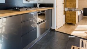 Kaffetrakter/tekoker, kjøleskap, mikrobølgeovn og ovn