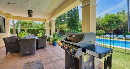 1106 Luxurious Family Villa with Heated Pool