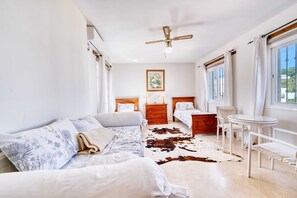5 chambres, coffres-forts dans les chambres, fer et planche à repasser