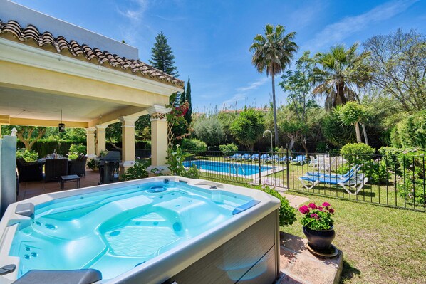 Outdoor dining - 1106 Luxurious Family Villa with Heated Pool (Estepona)