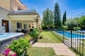 A heated pool - 1106 Luxurious Family Villa with Heated Pool (Estepona)