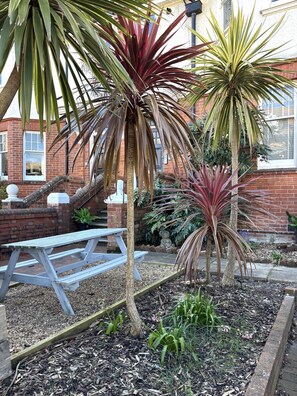 Outdoor dining - Silverdale Moonbeams, bright and spacious apartment, 5 minutes walk to seafront (Eastbourne)