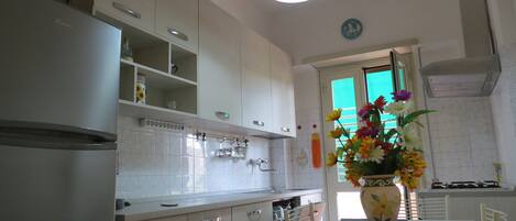 Frigorifero, microonde, forno, piano cottura