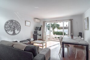 Unclassified image, 4 of 27, button