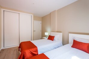 3 habitaciones, tabla de planchar con plancha y cuna de viaje 