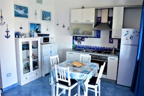 Private kitchen - Villa with garden 200 meters from the sea (Costa Rei)