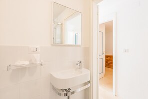 Baignoire, séchoir à cheveux, bidet, serviettes fournies