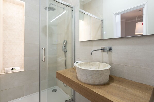 Shower, hair dryer, towels