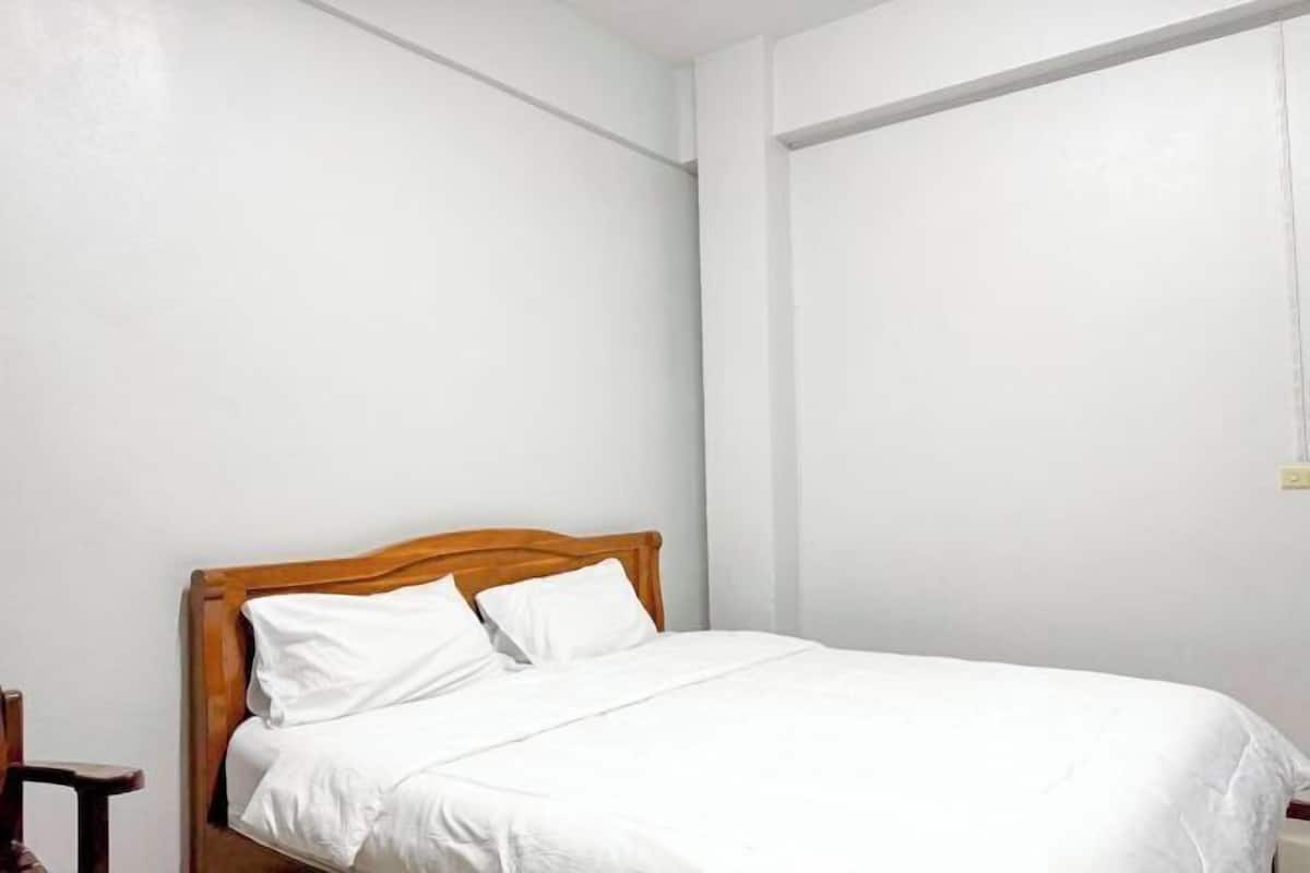 Desk, free WiFi, bed sheets
