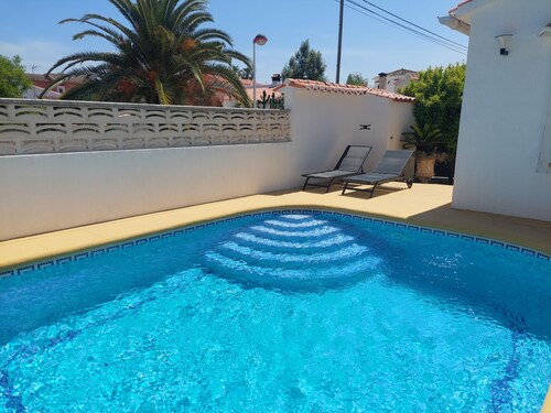 Kodikas huvila uima-altaalla 6-8 hengelle 300 metrin päässä rannasta