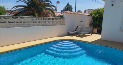 Kodikas huvila uima-altaalla 6-8 hengelle 300 metrin päässä rannasta