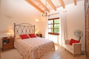 3 bedrooms, iron/ironing board, free WiFi, bed sheets