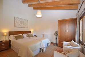 3 makuuhuonetta, silitysrauta/-lauta, ilmainen Wi-Fi, vuodevaatteet