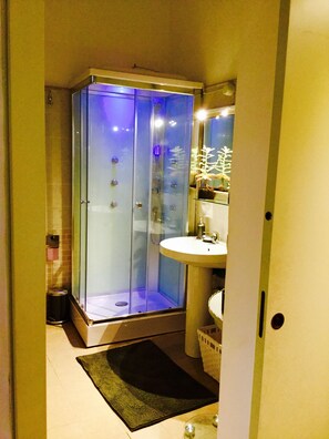 Shower, hair dryer, bidet, towels - HOLIDAY HOME YOUR HOME IN TOWN (Catania)