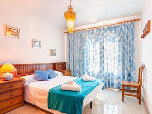 5 bedrooms, iron/ironing board, Internet, bed sheets