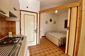 1 bedroom - Bright Studio flat, just 50 meters from the beach with air conditioning and next to main shops (Lido delle Nazioni)