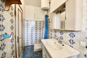 Shower, bidet, toilet paper - Bright Studio flat, just 50 meters from the beach with air conditioning and next to main shops (Lido delle Nazioni)