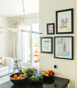 Tv, böcker, ett musikbibliotek och en stereo