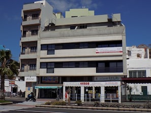 Un edificio de varios pisos con un espacio comercial en la planta baja, que incluye un restaurante de kebabs y un albergue.