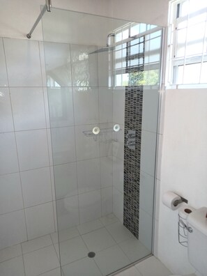 Dusche, Haartrockner, Handtücher, Toilettenpapier