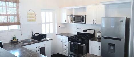 Kjøleskap, mikrobølgeovn, ovn og kokeplater