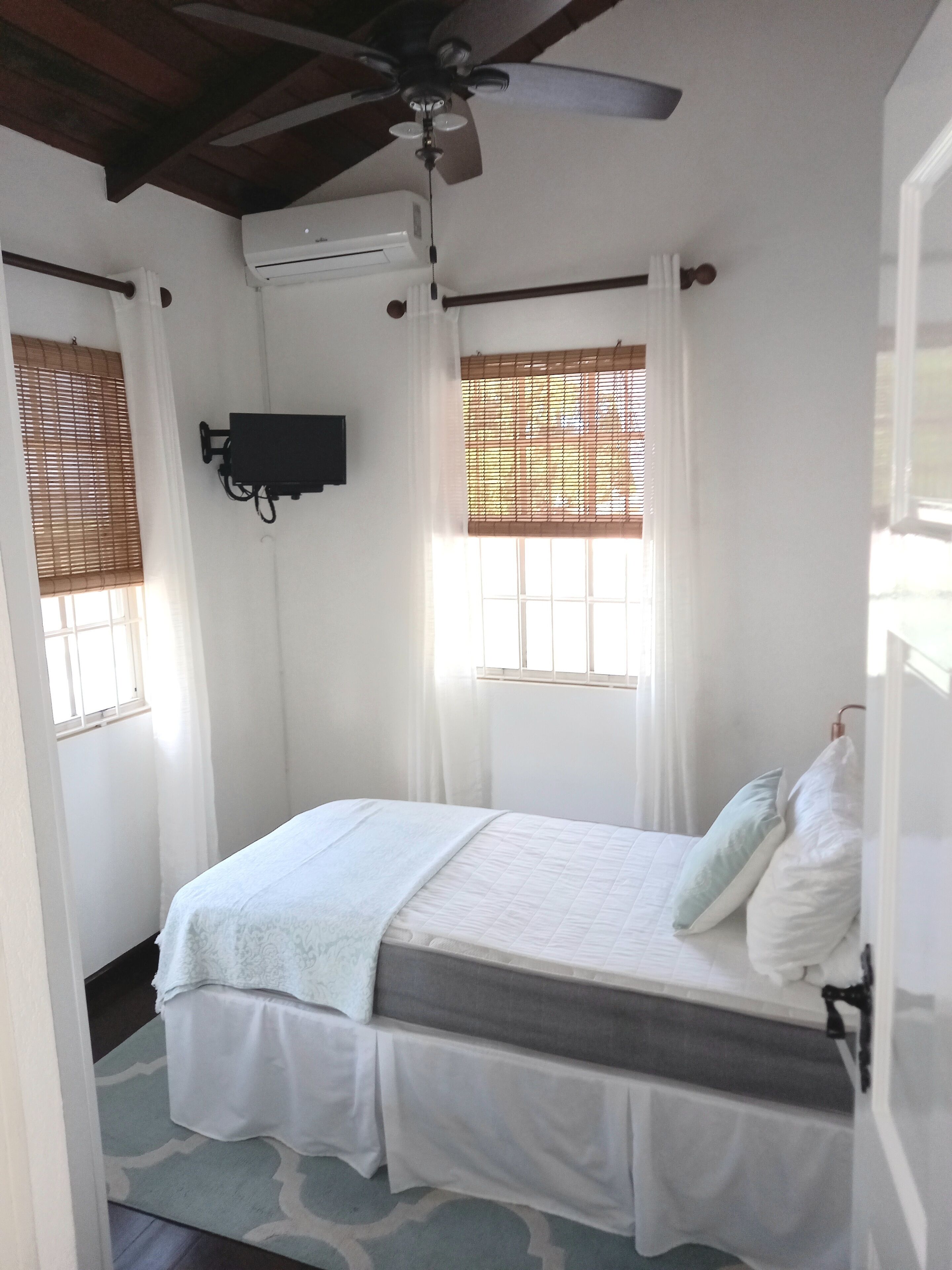 3 bedrooms, in-room safe, iron/ironing board, WiFi