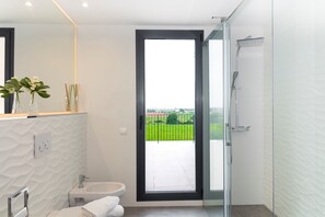 Een douche, een haardroger, handdoeken, toiletpapier