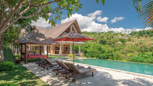 A resort with a swimming pool, lounge chairs, and a thatched-roof building. - Luxury villa close to Lovina with pool and staff and spectacular views! (Temukus/Lovina)