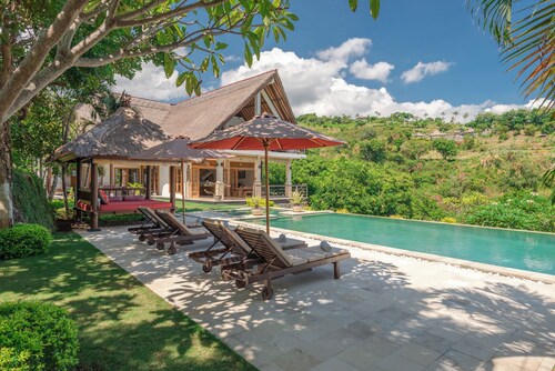 Luxury villa close to Lovina with pool and staff and spectacular views!