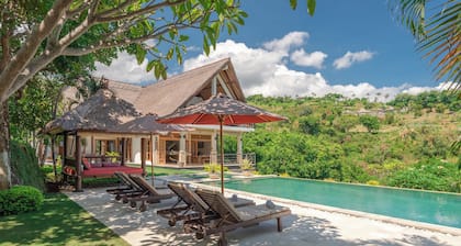 Luxury villa close to Lovina with pool and staff and spectacular views!