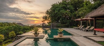 Luxe villa dichtbij Lovina met zwembad en personeel en spectaculair uitzicht!
