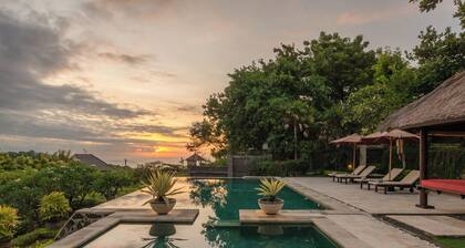 Ylellinen huvila lähellä Lovinaa uima-altaalla ja henkilökunnalla sekä upeat näkymät!